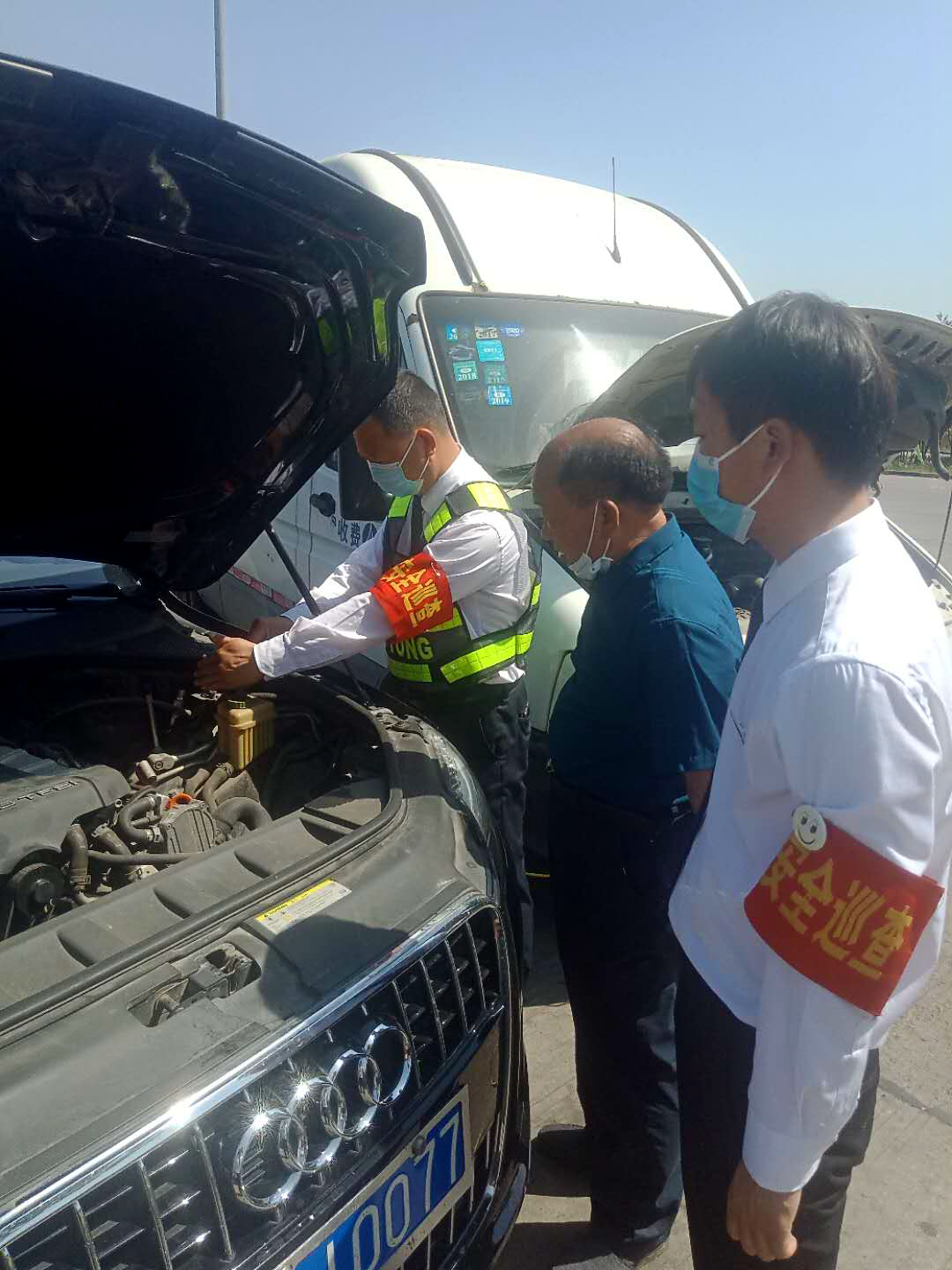 汝陽服務區幫助司乘維修車輛.jpg