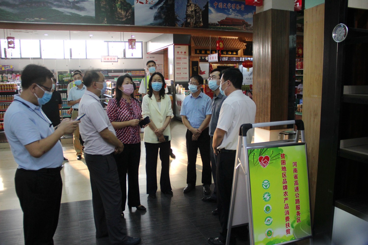 9月15日中國(guó)農(nóng)業(yè)農(nóng)村部農(nóng)產(chǎn)品質(zhì)量安全監(jiān)管司處長(zhǎng)王為民一行到安陽(yáng)服務(wù)區(qū)視察指導(dǎo)河南省高速公路服務(wù)區(qū)貧困地區(qū)品牌農(nóng)產(chǎn)品消費(fèi)扶貧工作.jpg