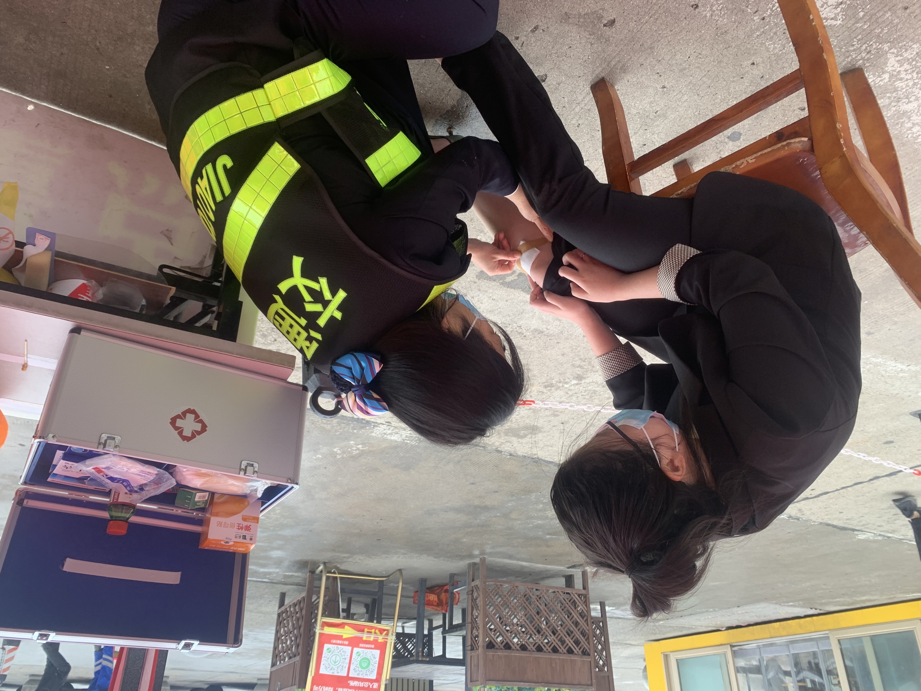 10.7，漯河服務(wù)區(qū)一位女士不慎將高跟鞋踩斷跌傷，值班人員拿來(lái)醫(yī)藥箱細(xì)心為其處理傷口。.jpg